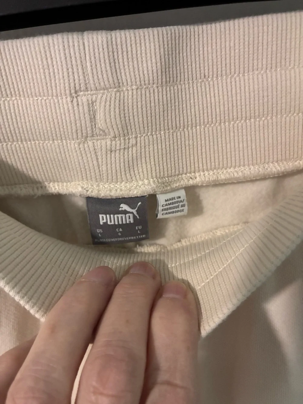 Puma Cream Sweatpants with Gold Logo - Picture 4 of 4